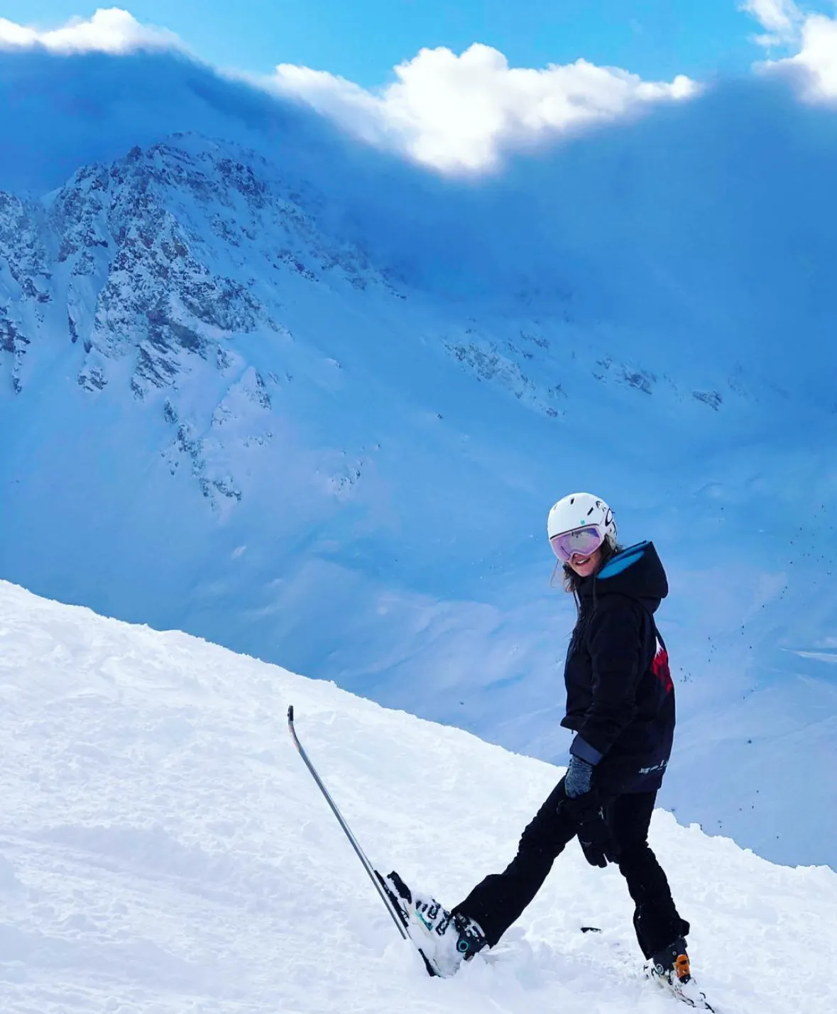 Scarlett Oliver skiing 